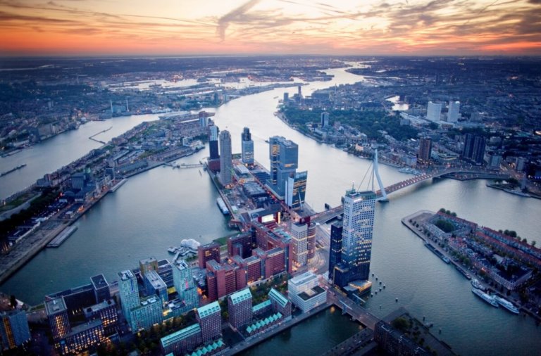Kop-van-Zuid-Rotterdam-van-bovenaf-gezien