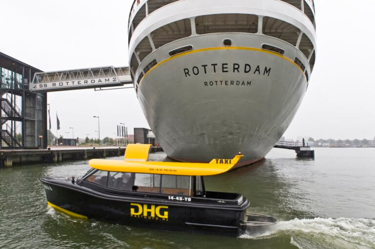 Watertaxi voor ss Rotterdam
